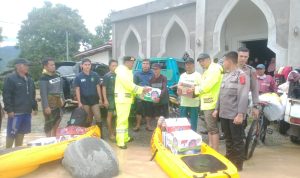 IMG-20240102-WA0005 Personil Polres Kerinci mendatangi warga di kantong-kantong pengungsian. (DETAIL/ist)