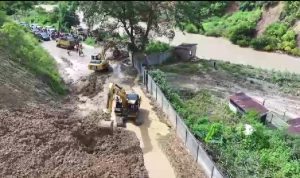 IMG-20240103-WA0003 Jalan nasional yang menghubungkan Kabupaten Kerinci - Sumatera Barat yang sempat tertimbun longsor, saat ini sudah bisa dilalui. (DETAIL/ist)