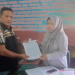 Ketua Pekat IB Merangin, Yuzerman Buyung saat menyerahkan laporannya ke Polres Merangin. (DETAIL/Daryanto)