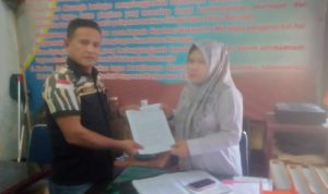 IMG-20240108-WA0001 Ketua Pekat IB Merangin, Yuzerman Buyung saat menyerahkan laporannya ke Polres Merangin. (DETAIL/Daryanto)