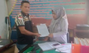 IMG-20240122-WA0014 Ketua Pekat IB, Yuzerman Buyung saat melaporkan kecurangan kelulusan P3K . (DETAIL/Daryanto)