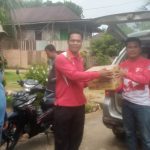 Mie instan dan air mineral kemasan diserahkan untuk korban banjir Desa Pulau Bayur. (DETAIL/Daryanto)