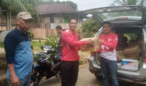 WhatsApp Image 2024-01-12 at 01.09.31_9768f629 Mie instan dan air mineral kemasan diserahkan untuk korban banjir Desa Pulau Bayur. (DETAIL/Daryanto)