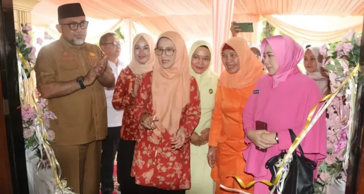 Sekda Provinsi Jambi Sudirman saat pembukaan bazar Ramadhan Dharma Wanita Persatuan Provinsi Jambi