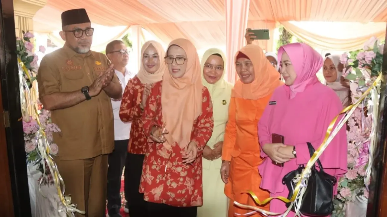 gambar_2025-02-27_110339892 Sekda Provinsi Jambi Sudirman saat pembukaan bazar Ramadhan Dharma Wanita Persatuan Provinsi Jambi