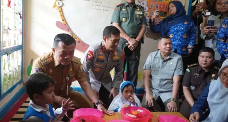 Gubernur Jambi Al Haris melaunching pelaksanaan program nasional Makan Bergizi Gratis atau MBG di Provinsi Jambi, Senin (17/02/2025) pagi. Foto : Istimewa