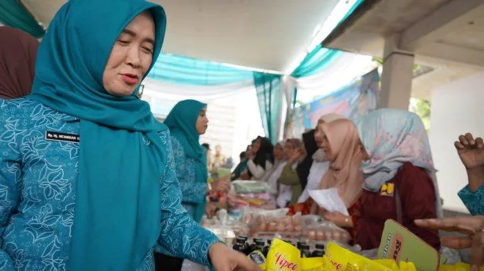 PASAR MURAH - Wakil Gubernur Jambi Albdullah Sani membuka Pasar Murah Ramadhan 1446 H yang diselenggarakan oleh Tim Penggerak Pembinaan Kesejahteraan Keluarga (TP-PKK) Provinsi Jambi, Rabu (5/3/2025)