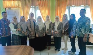 IMG-20250711-WA0014 Nani Chairani (nomor empat dari kiri), orang kepercayaan Kadinkes Muarojambi, Afif Udin. (ist)