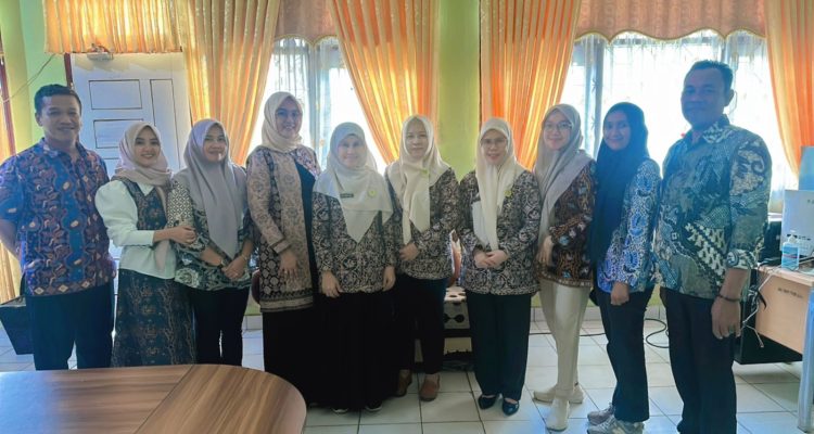 Nani Chairani (nomor empat dari kiri), orang kepercayaan Kadinkes Muarojambi, Afif Udin. (ist)