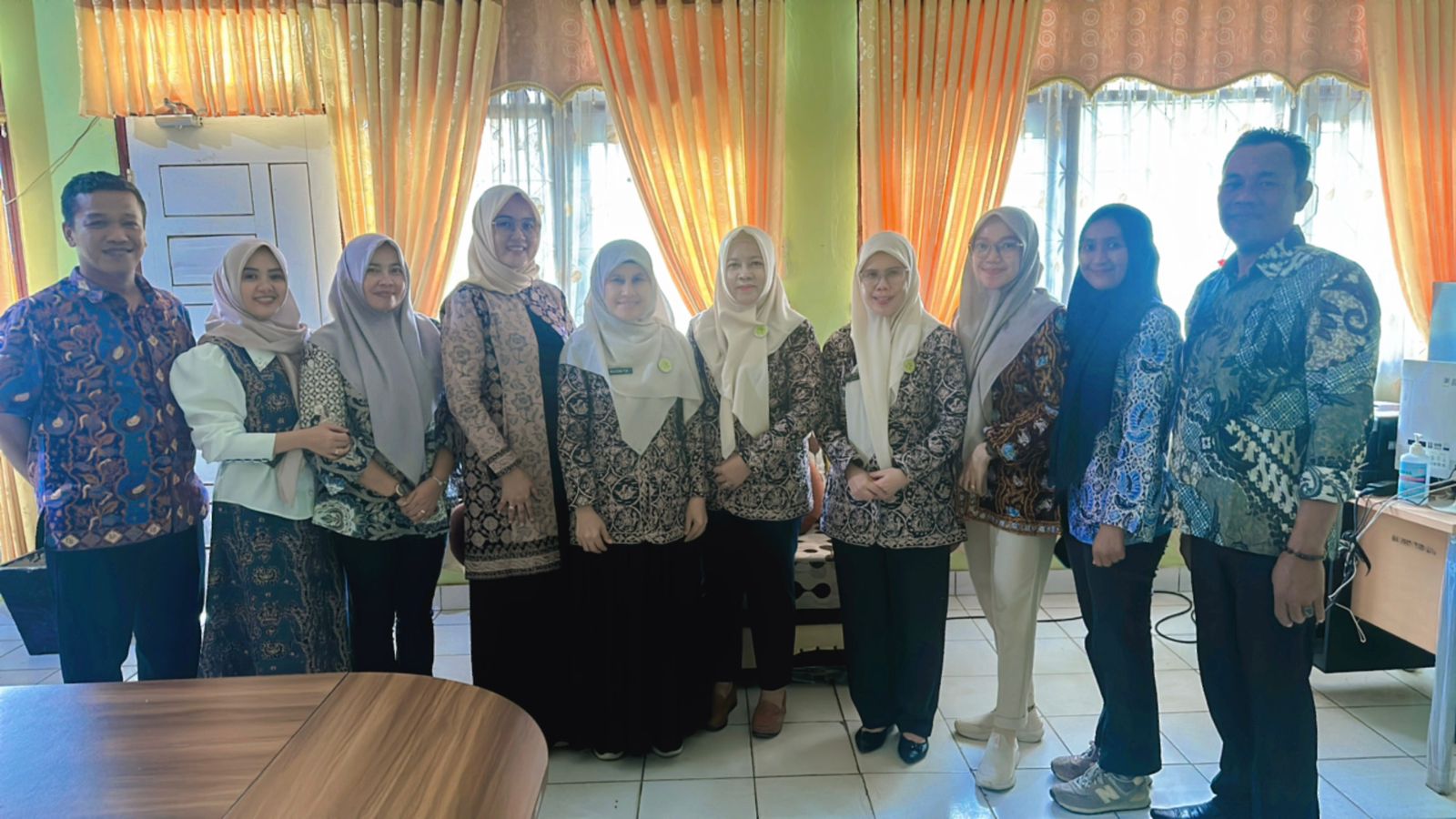 Nani Chairani (nomor empat dari kiri), orang kepercayaan Kadinkes Muarojambi, Afif Udin. (ist)