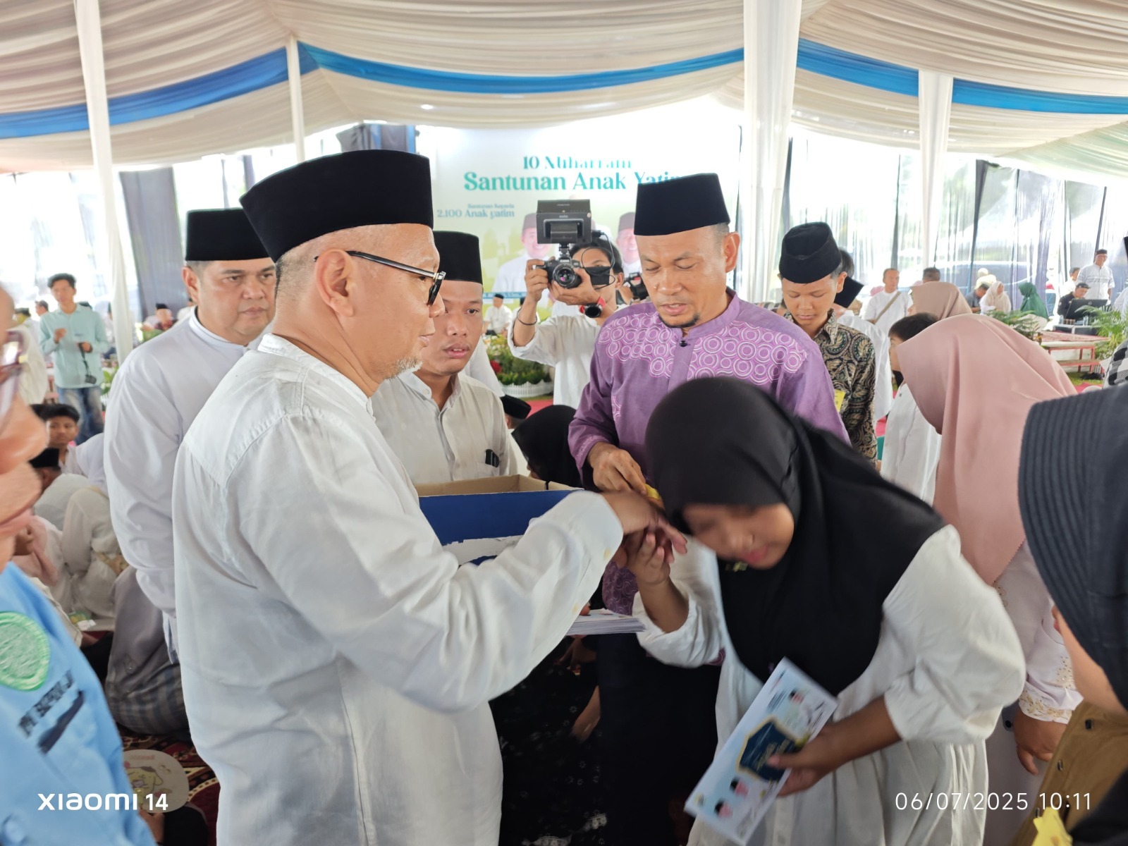 Dirut Bank Jambi, H. Khairul Suhairi, S.E.,M.M saat menyerahkan santunan kepada anak yatim piatu dalam peringatan 10 Muharram 1447 H yang gelar Pemprov Jambi. (ist)