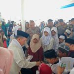 Gubernur Jambi, Dr. H. Al Haris, S.Sos.,M.H saat menyerahkan santunan kepada anak yatim piatu dalam peringatan 10 Muharram 1447 H di lapangan kantor Gubernur Jambi. (ist)